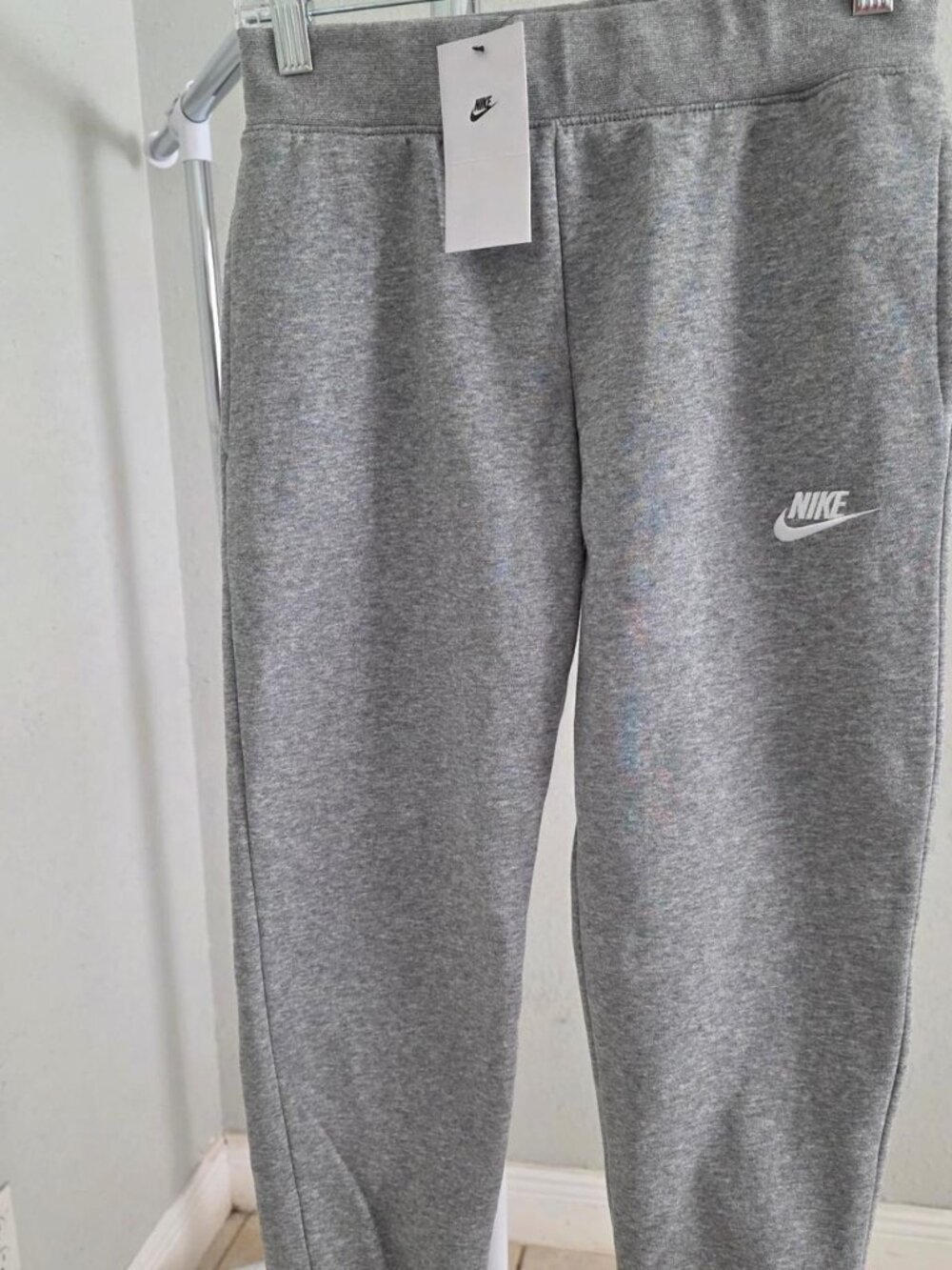 NWT Nike Sportswear Club Fleece Joggers Heather Gray Girls' M 10-12 Sweatpants